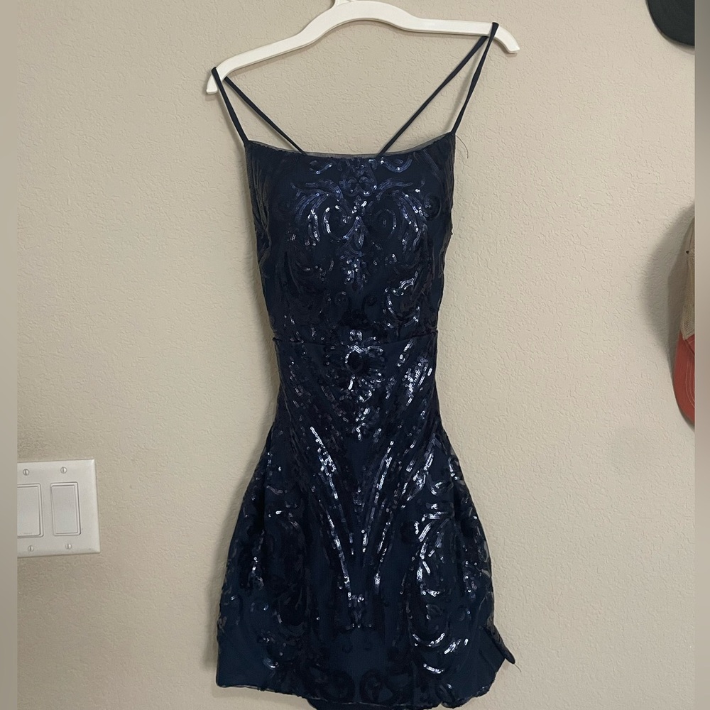 Navy blue sequin homecoming dress (size 4) never worn! Has built in padding.